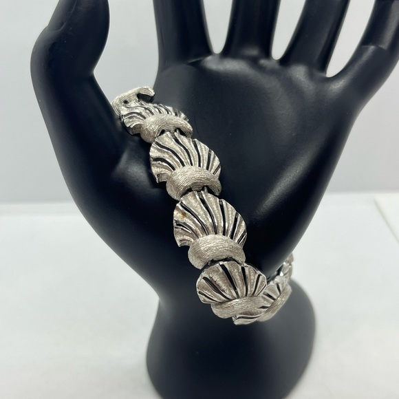 Puccini signed silver tone vintage shell shaped abstract bracelet - Picture 2 of 16